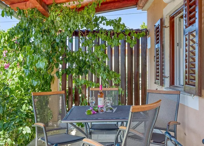 Coastal Paradise With Pool - Happy Villa Sveti Filip i Jakov