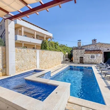 Coastal Paradise With Pool - Happy Villa Sveti Filip i Jakov