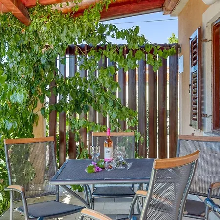 Coastal Paradise With Pool - Happy Villa Sveti Filip i Jakov